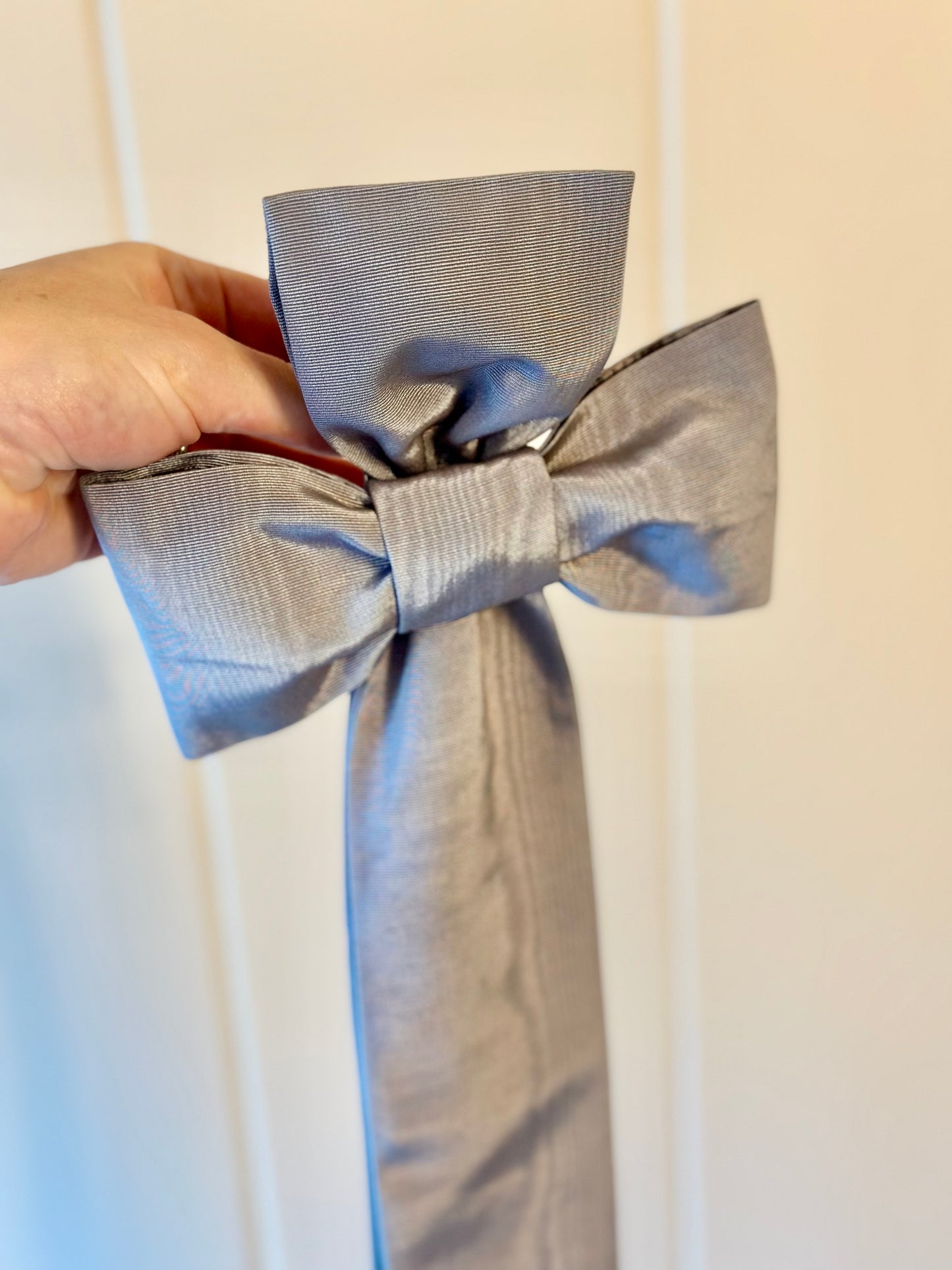 Silk Bow Picture Hanger
