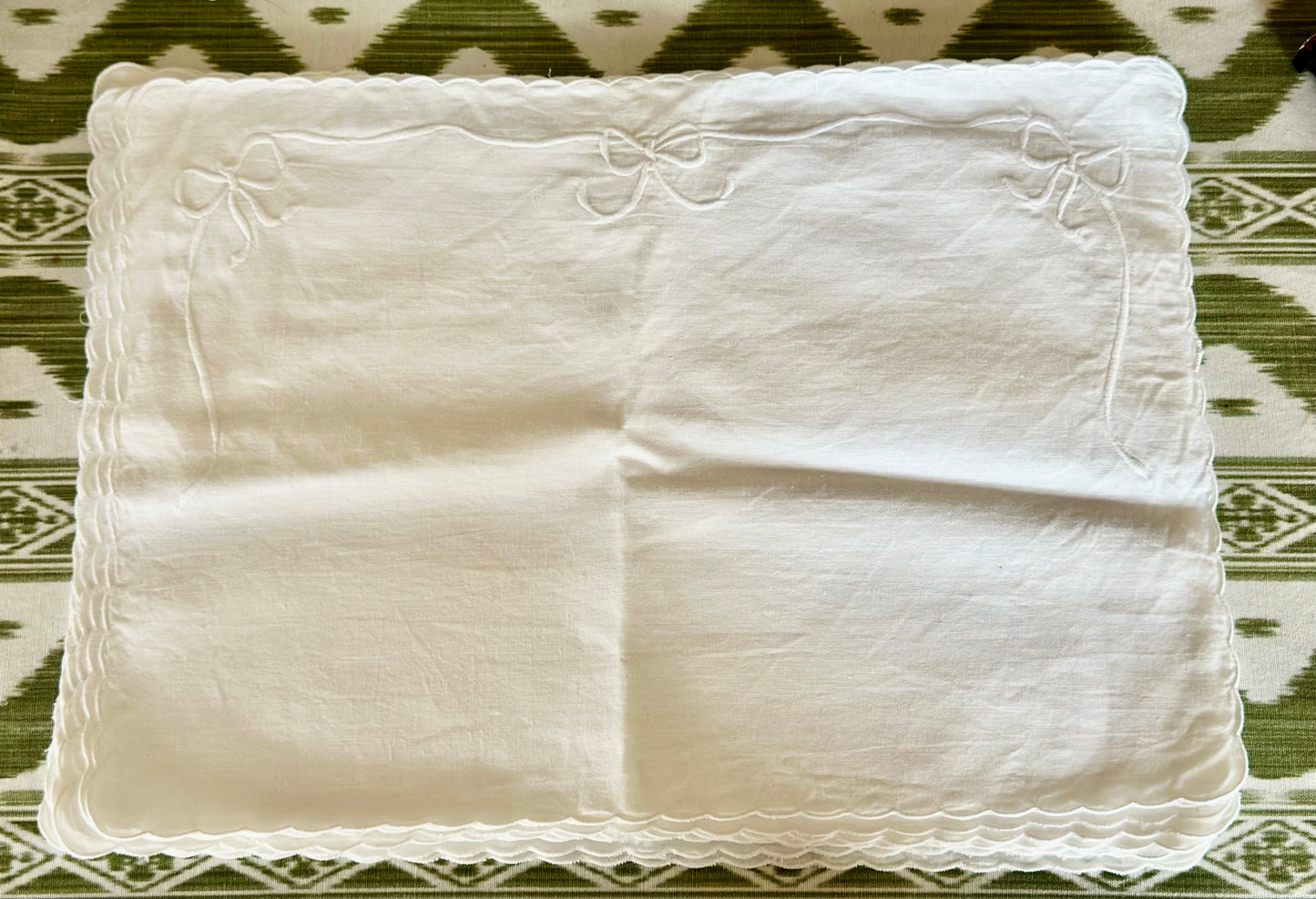 Vintage Linen Dinner Napkin & Placemat Sets with Bows & Scalloped Edges (Set of 16)
