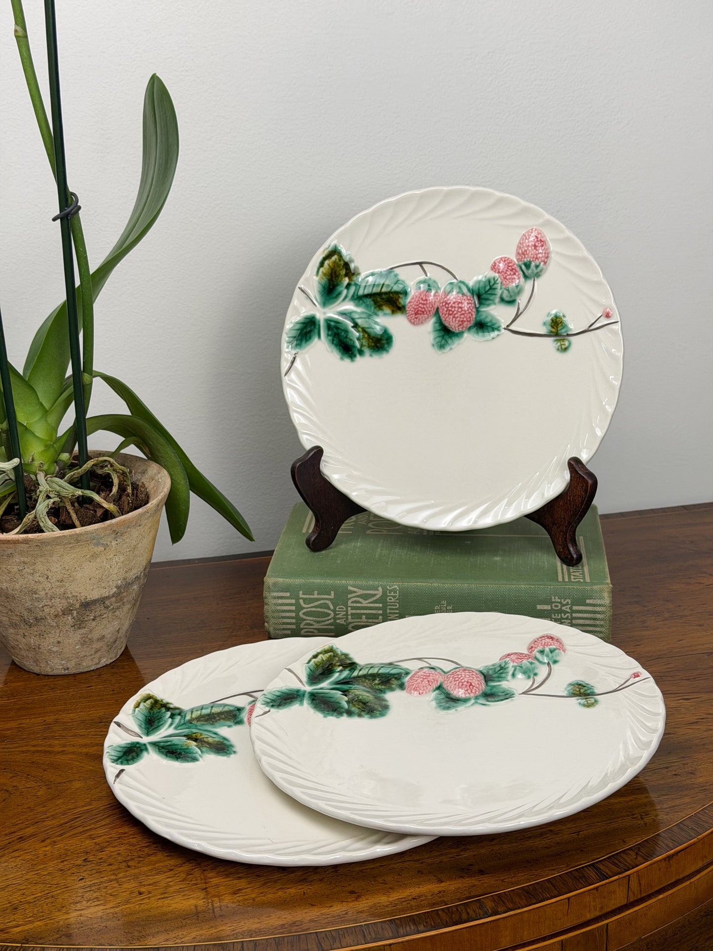 Vintage ‘Fraises en relief’ Majolica Plates
