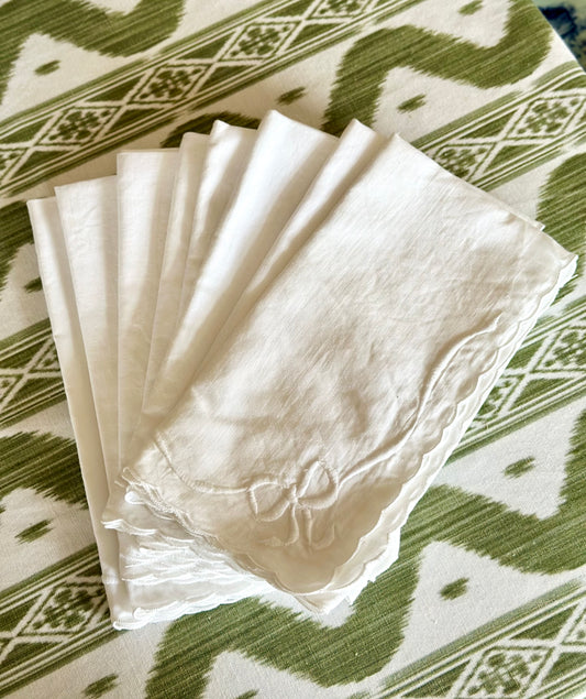 Vintage Linen Dinner Napkin & Placemat Sets with Bows & Scalloped Edges (Set of 16)