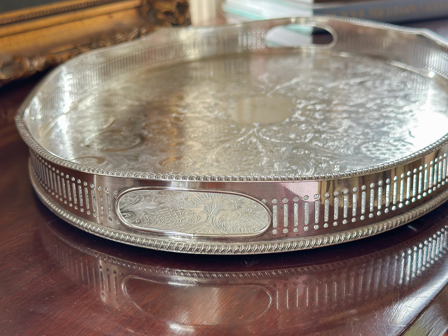 Oval Gallery Tray with Etched Base