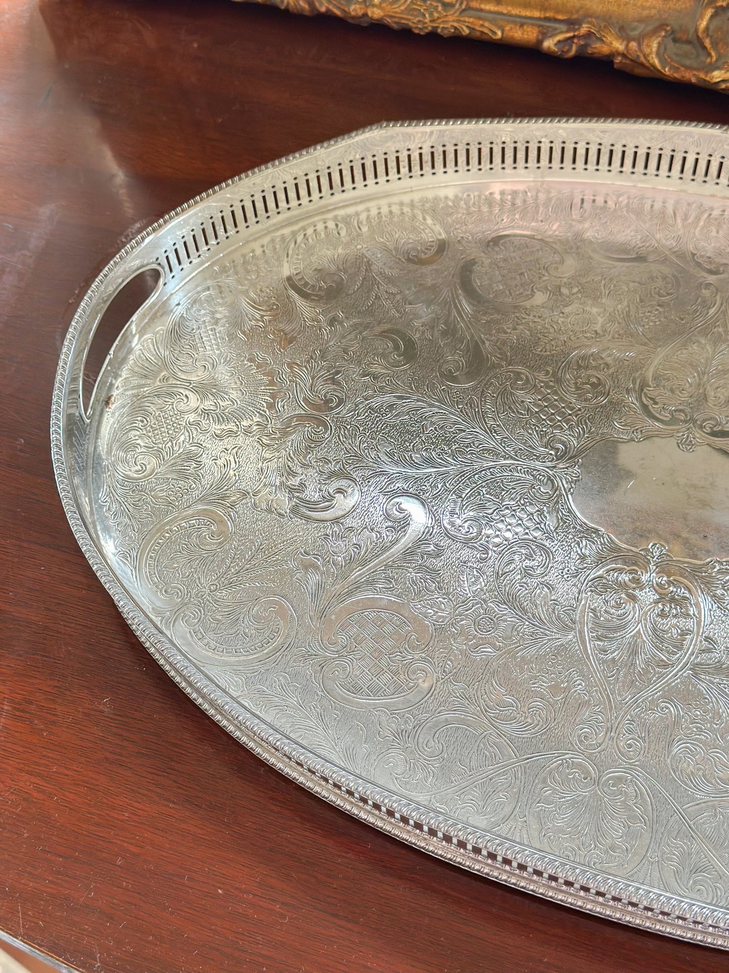 Oval Gallery Tray with Etched Base